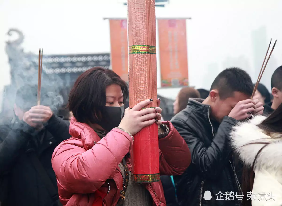 1、财神爷供香是什么意思:给财神爷上香代表什么意识应该上几根?