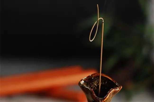 7、香灰先落哪个好:上香长香灰,左边先落,后两根相依落代表什么寓意？