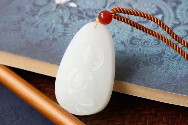 属虎男士佩戴什么吊坠好，属虎戴什么吊坠寓意好