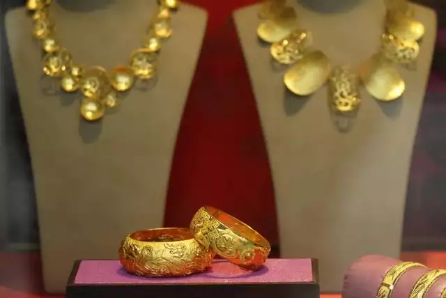 不適合戴金首飾屬相，冷皮適合戴金還是銀
