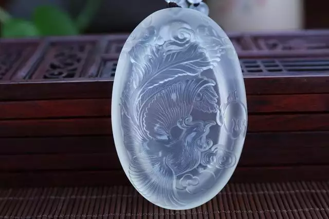 屬龍女戴什麼玉吊墜好，屬龍一生佩戴什麼吊墜