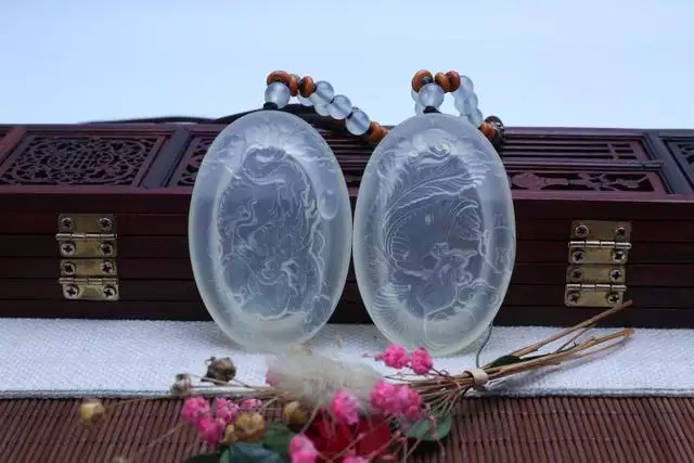 屬龍女戴什麼玉吊墜好，屬龍一生佩戴什麼吊墜