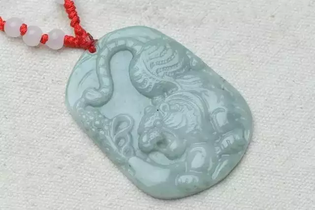 属虎的女人适合戴玉镯吗,火命的人适合带玉器吗