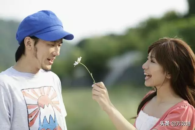 蛇男喜歡女人的長相，屬蛇男喜歡女人粘他嗎