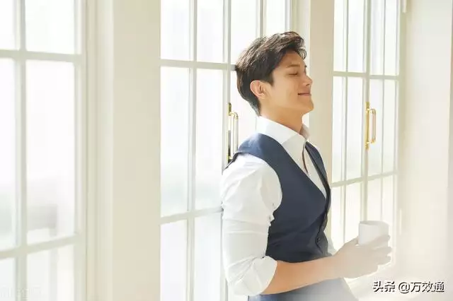 蛇男喜歡女人的長相，屬蛇男喜歡女人粘他嗎