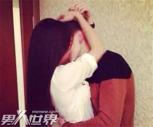 3、我男朋友親我的時候摟我很緊而且氣喘吁吁的是不是說明他很喜歡我