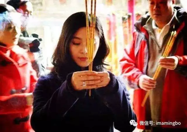 1、一把香中间两根黑:给上香，中间几根头黑，咋回事
