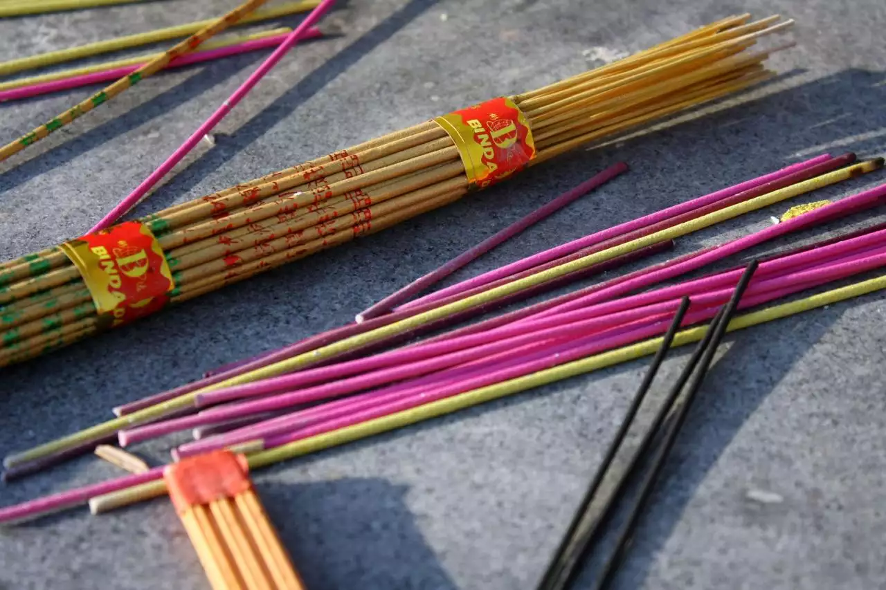 2、三根香高低不同的图解:烧香事三根香的不同高度说明什么