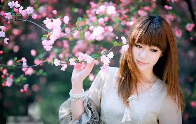 龙，女，76年11月4日12：25出生，性格,婚姻,事业,财运,命运如何？今年运程如何？