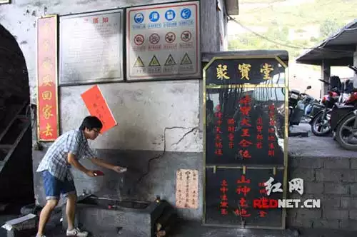 2、烧香后的香灰和香根怎么处理:在家上香后的香根如何处理