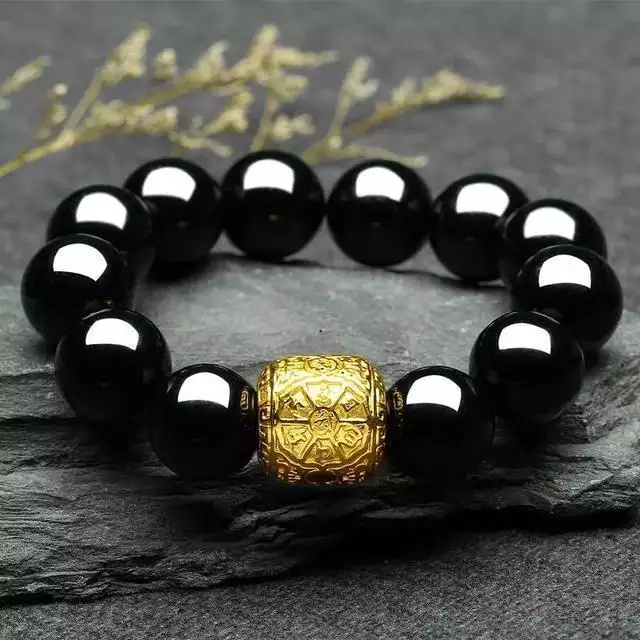 属牛的女人能戴翡翠吗，属牛的人能带金首饰吗