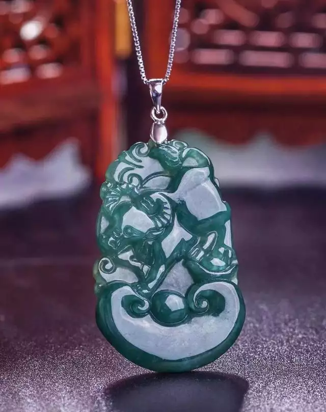 属虎的女人适合戴玉镯吗,火命的人适合带玉器吗