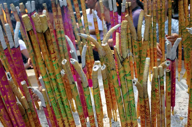 3、自己家烧的香灰怎么处理:在家烧出大凶的香灰怎么办