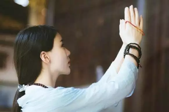 2、女人有缘的人都头疼:有缘的女性特点