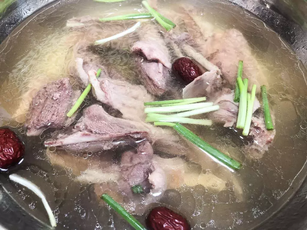 3、正宗清燉老鵝湯的做法:清燉鵝肉的正宗做法，清燉鵝肉怎樣做才好吃的做法步驟