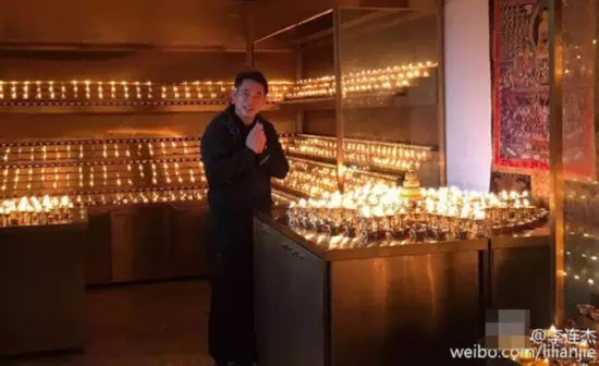 1、烧香中间发黑是什么预兆:这几天每次烧香中间都黑 怎么回事
