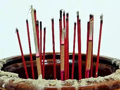 5、烧香剩下的香根怎么处理才:烧香时把香插在别人的香根上是什么寓意