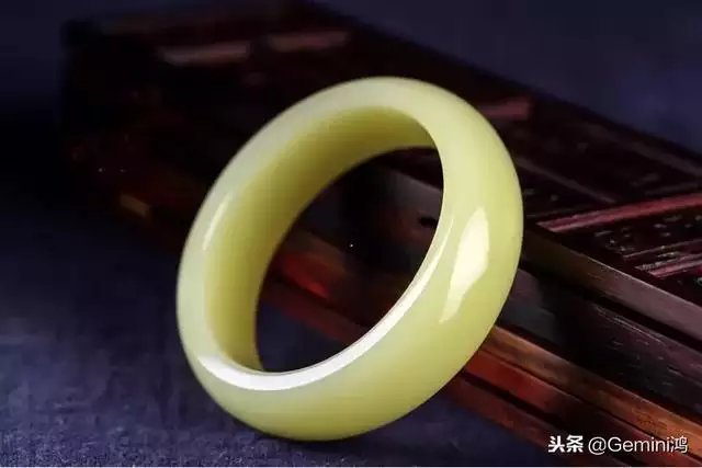属虎女戴什么玉吊坠更好，属虎的适合戴什么玉石