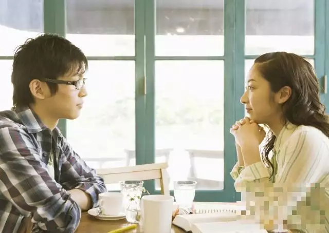 2、細節看出已婚男人喜歡你:已婚男人偷偷喜歡你的表現
