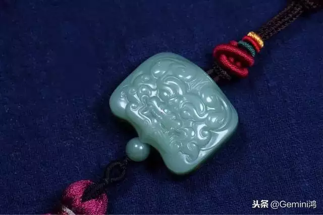 属虎女戴什么玉吊坠更好，属虎的适合戴什么玉石