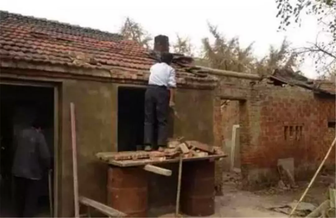 7、家门口撒灰有什么说法:算命的让在家门口香撒灰有什么说法?