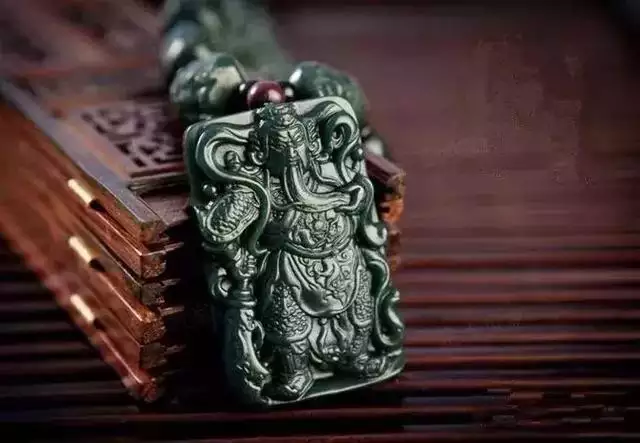 屬狗人佩戴什麼吊墜一生更好，生肖狗的適合戴什麼吊墜