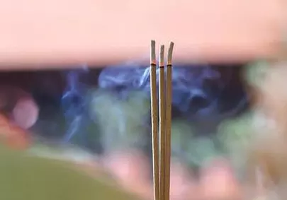 2、烧香图解三根香高矮:九根香烧香图解