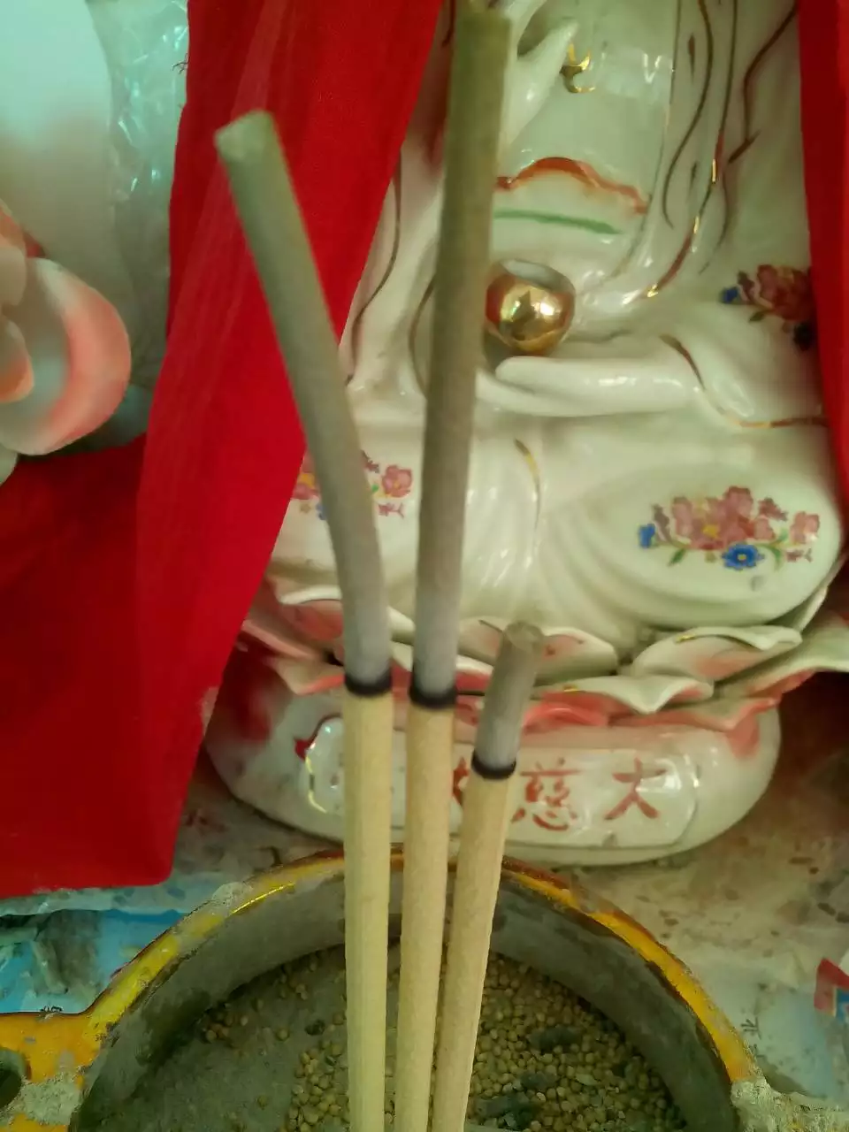 1、烧香怎样看香头:上香后烧到何时看香头较准