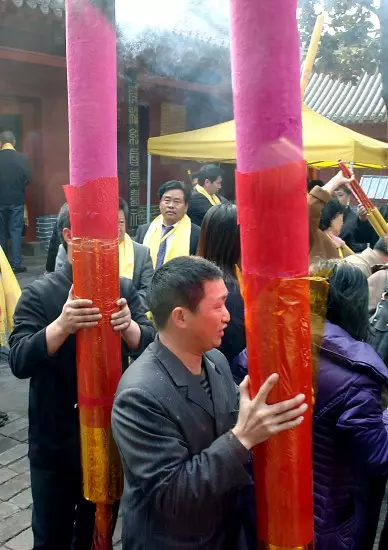 2、河南哪个地方烧香比较:河南地区烧香拜最的地方是哪里?
