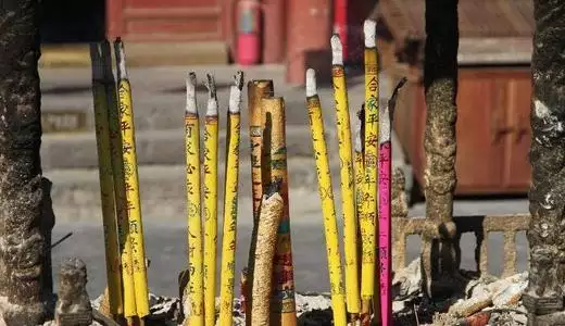 2、正确上香姿势图解:如何拜上香动作图解