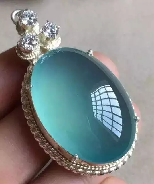 属牛的女人能戴翡翠吗，属牛的人能带金首饰吗