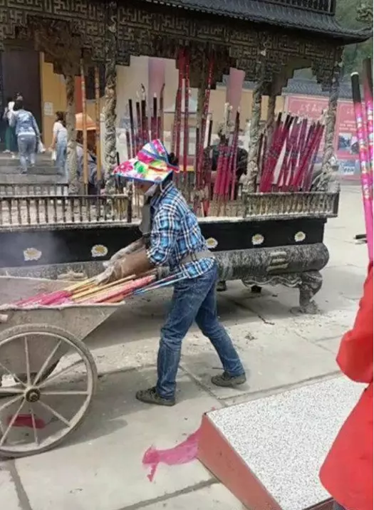 9、上香 明明三根着了 可是一会后一根灭了 是左侧的 什么寓意？ 财神香