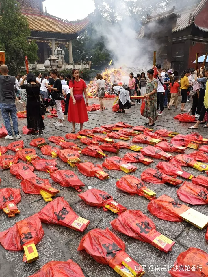 1、给烧香怎么烧:给上香的问题