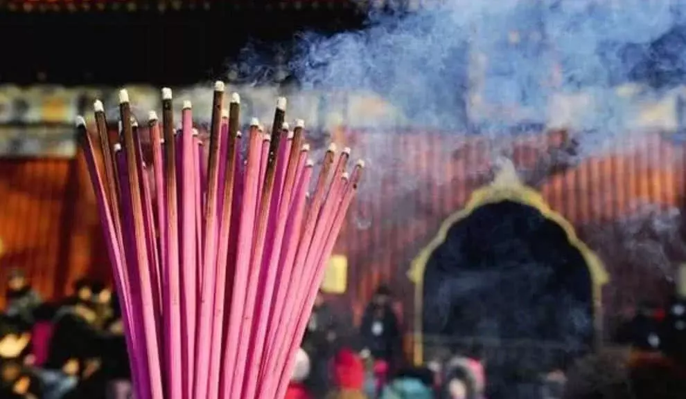 1、三根香都代表什么:点香为什么都是点三根