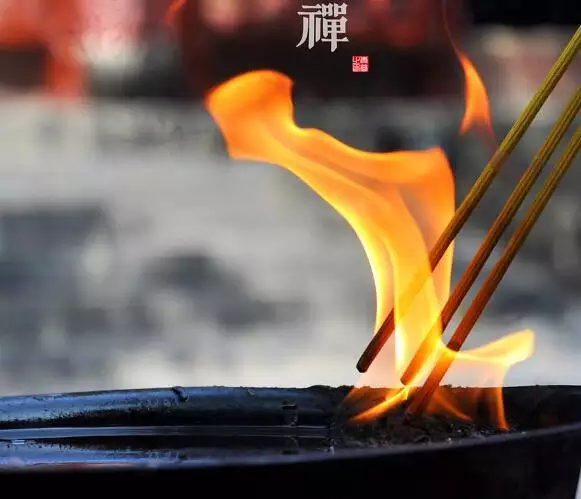 2、烧香中间发黑是什么预兆:烧香中间香火发黑是什么意思?
