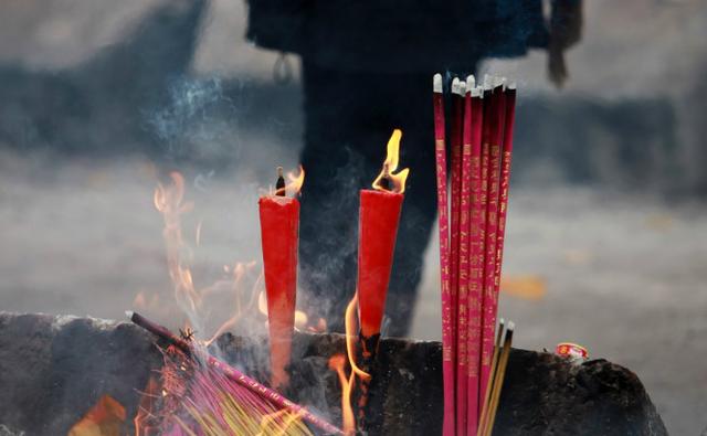 6、为什么说烧香引:俗语，为什么说“烧的香多，惹得多”