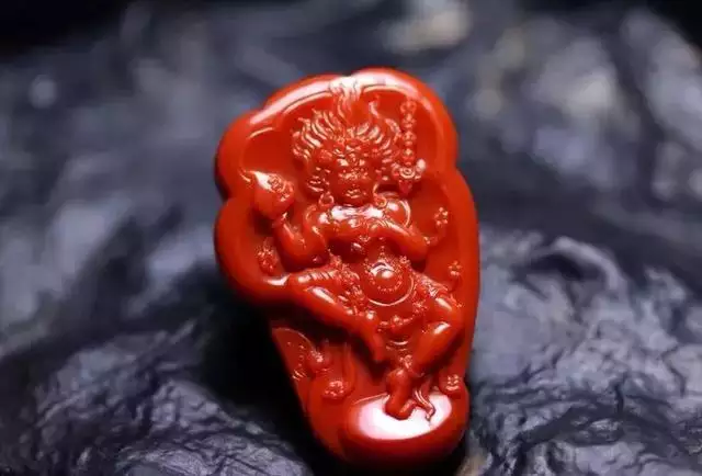 属兔的戴玉好还是金，属兔佩戴兔玉坠好不好