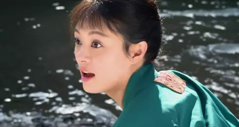 2、孫儷是不是做過美容手術,割過雙眼皮啊。另,她做過牙齒矯正是嗎？