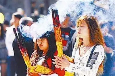 3、女人拜禁忌穿着颜色:拜禁忌穿红色
