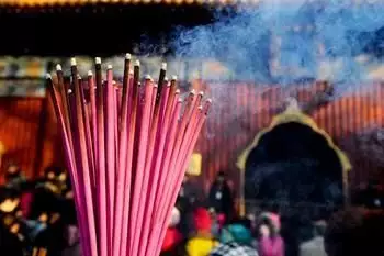 2、什么人可以烧出天地香:初一给财神烧香烧出天地香，是凶是吉？天地香是什么意思？