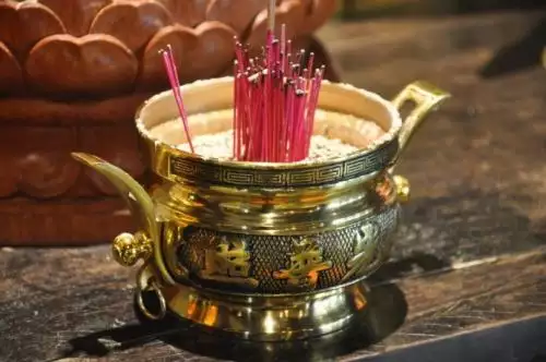 4、在家里供上香，香炉周围的香灰是否每天清理，香灰如何处理？谢谢！