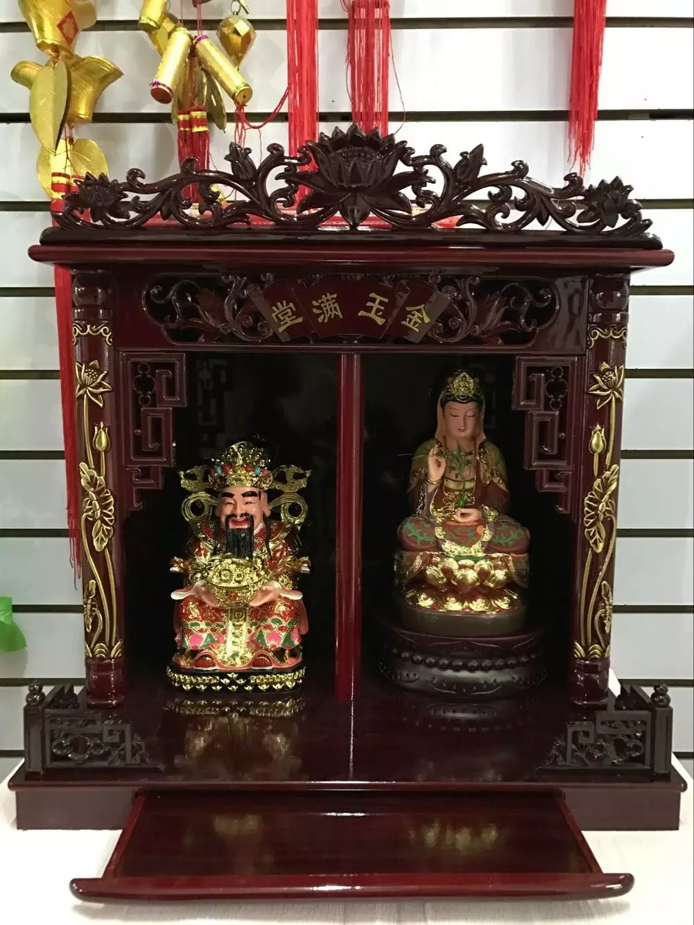 2、财神与左右摆放图示意图:家里面和财神怎么摆放正确