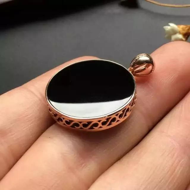 属牛的女人能戴翡翠吗，属牛的人能带金首饰吗