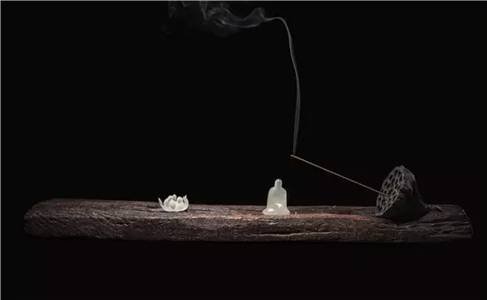 9、香灰落在桌子上怎么办:刚拜过的香灰落了一桌子说脏了怎么办