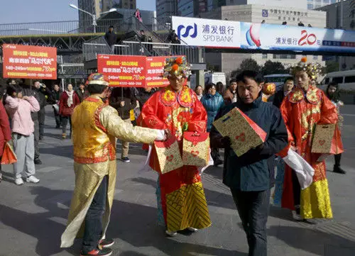 5、请问谁有天降财神国语版-哦华演的的种子,或者在线可以看到啊?