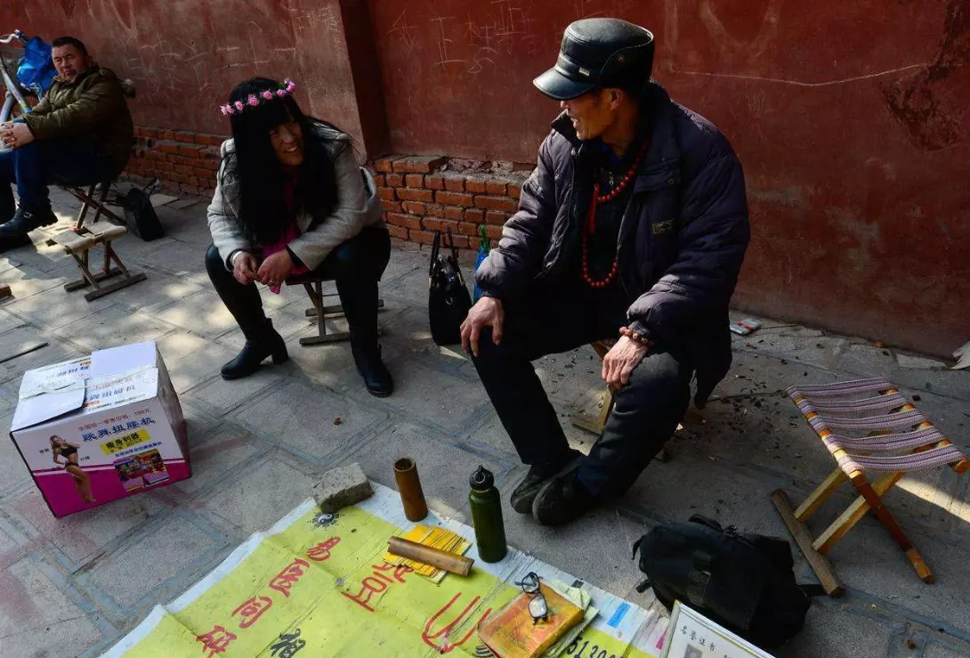 5、算卦的說家裡人要死怎麼辦:家裡人信。信算命的怎麼辦？感覺快瘋了！！