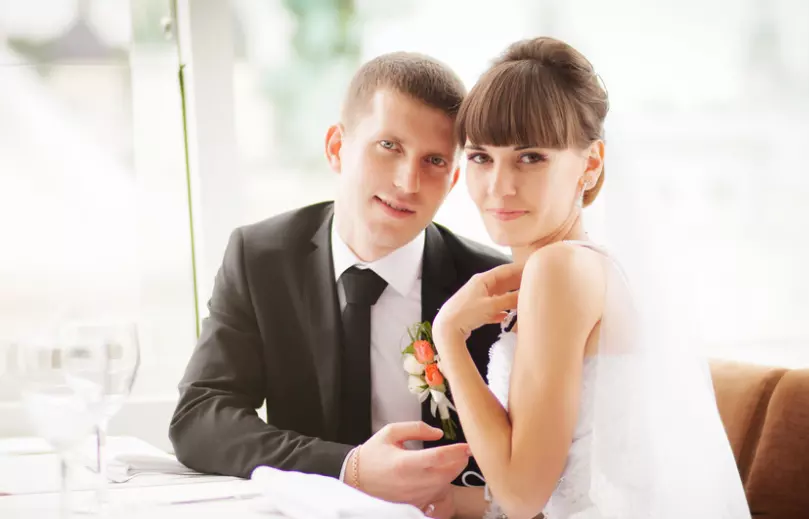 5、怎樣查八字動婚的年齡:一個人的結婚年齡在生辰八字里是怎麼看的？？