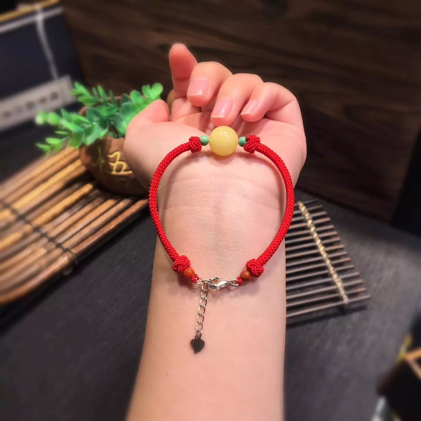 3、女生轉運珠戴哪只手上？左手還是右手？因為平時習慣戴手錶，手錶習慣戴左手上，那我該怎麼佩戴那？希望有