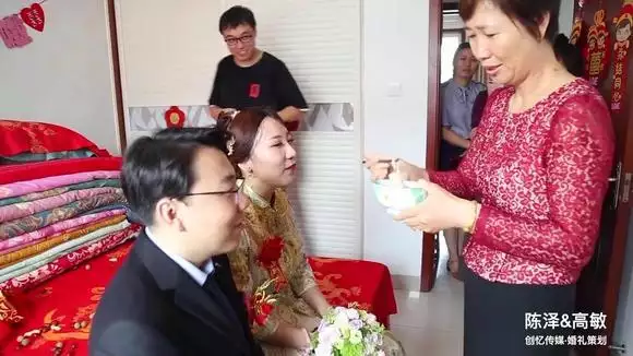 4、廣西小伙子娶親配上這首歌:廣西23歲小伙子跟65歲老太太娶親為什麼