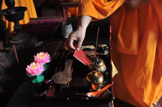 1、算命的說我婚姻鎖未開:昨天去算卦他說我姻緣鎖沒打開是什麼意思